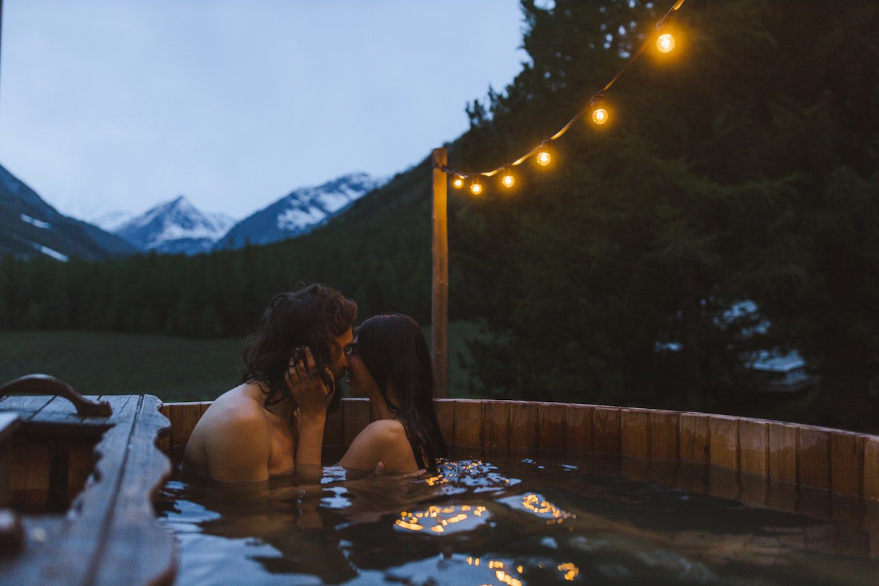 Les 5 meilleures positions pour faire l'amour dans une piscine Un couple s'embrassant dans une piscine