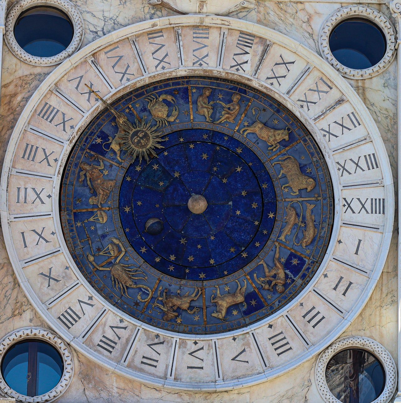 Une horloge avec les signes du zodiaque