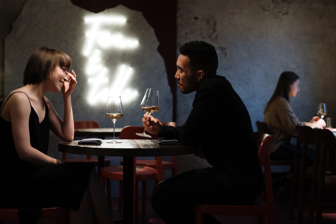 un couple se retrouve en amoureux au restaurant