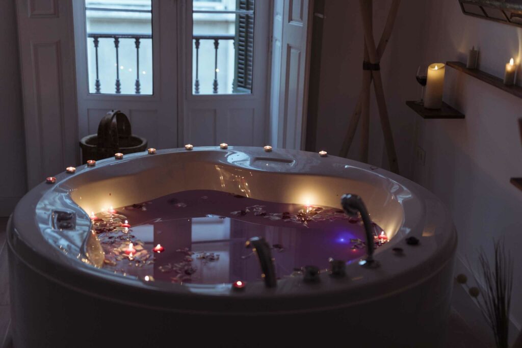 loveroom avec un jacuzzi