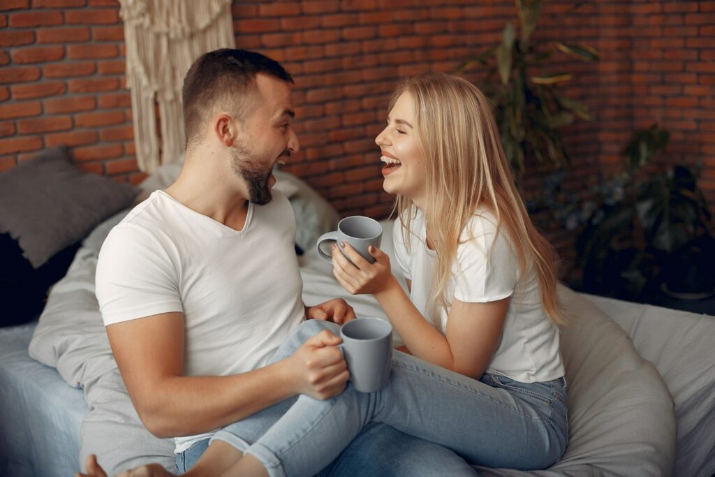 couple qui pose des questions réponses de couples