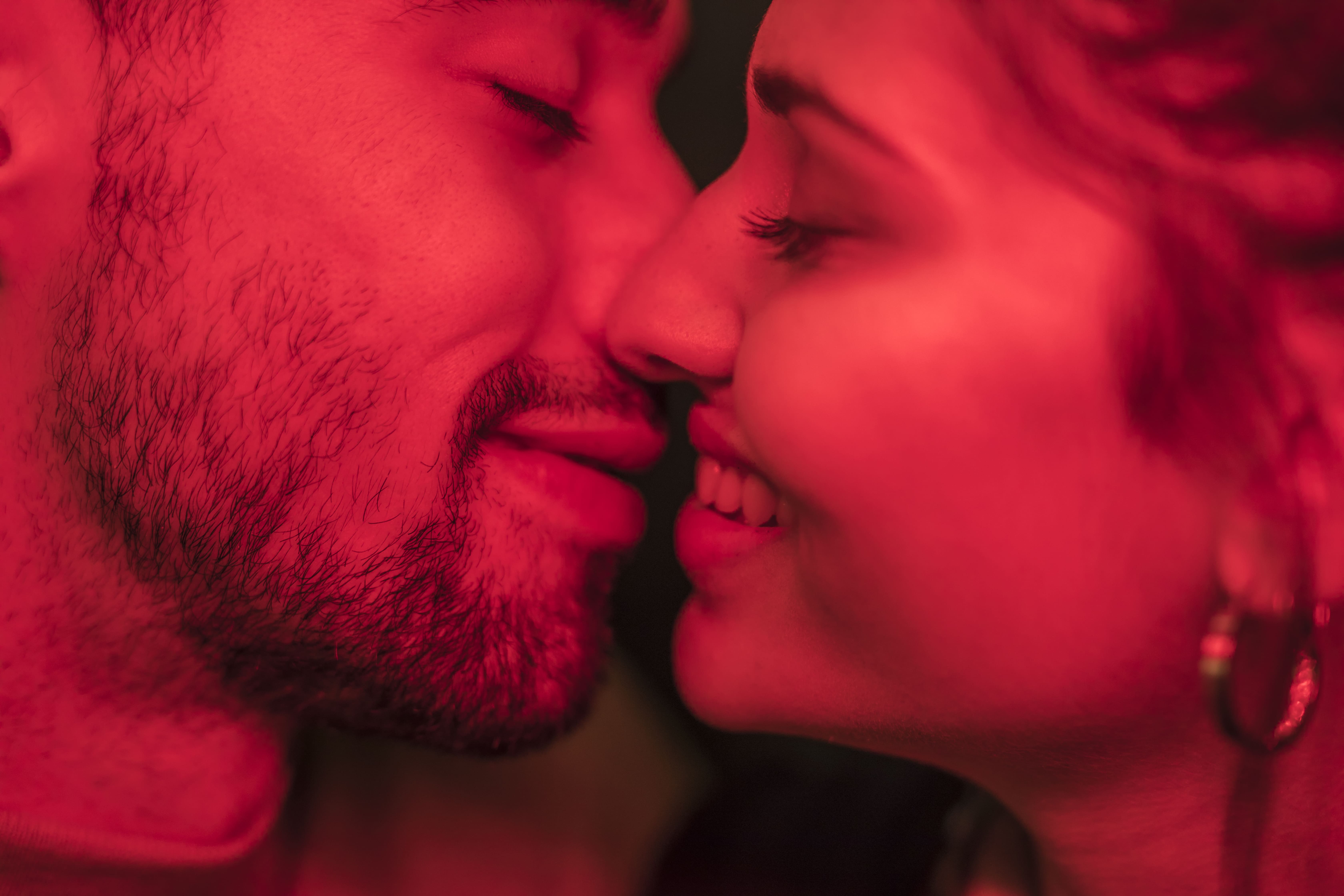 couple qui s'embrasse passionnément pour représenter l'intensité de la passion des premiers instants d'une relation , première étape du couple couple qui s'embrasse passionnément pour représenter l'intensité de la passion des premiers instants d'une relation , première étape du couple