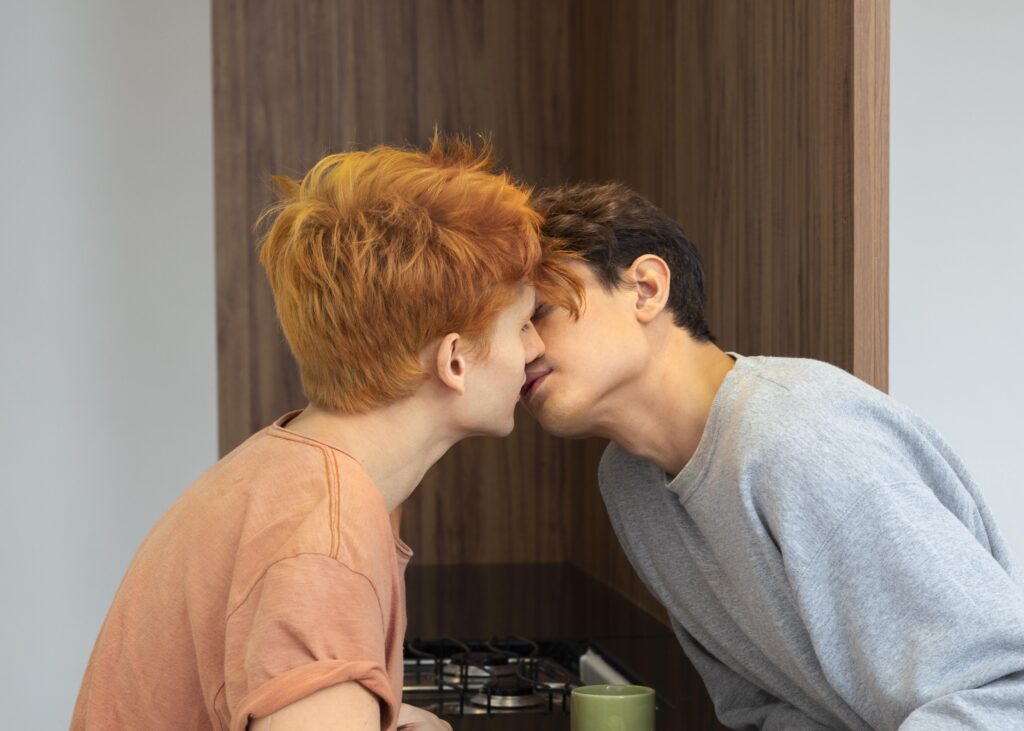 deux amoureux s'embrassent