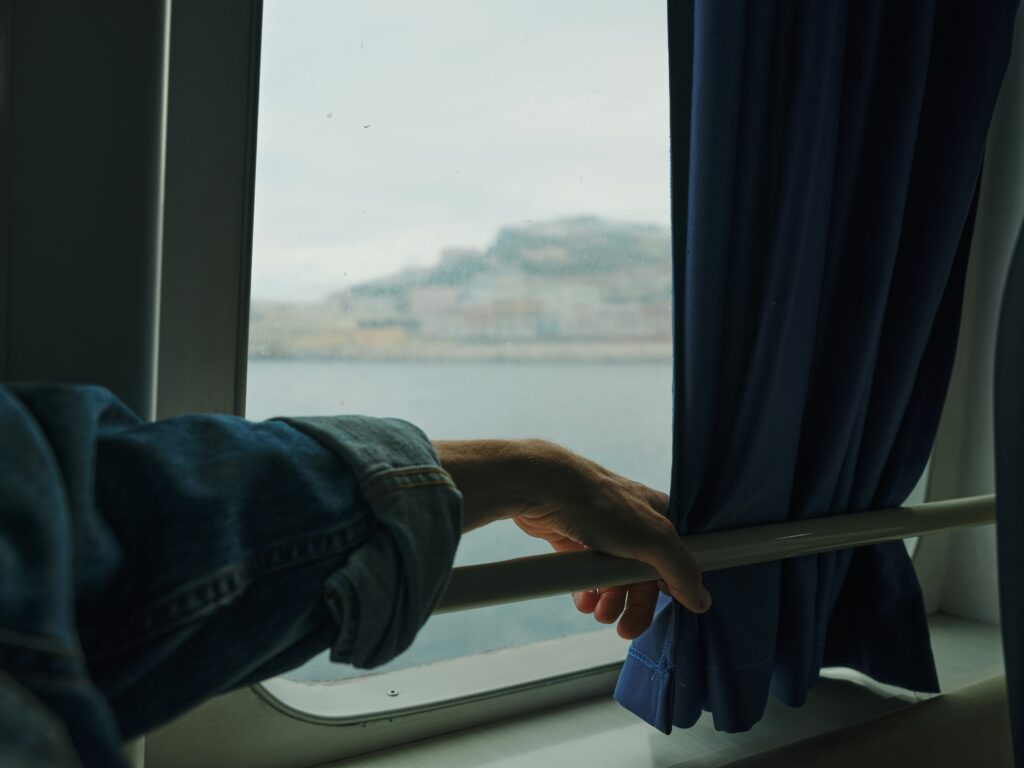 quelqu'un regarde par la fenêtre et s'imagine retrouver son amour