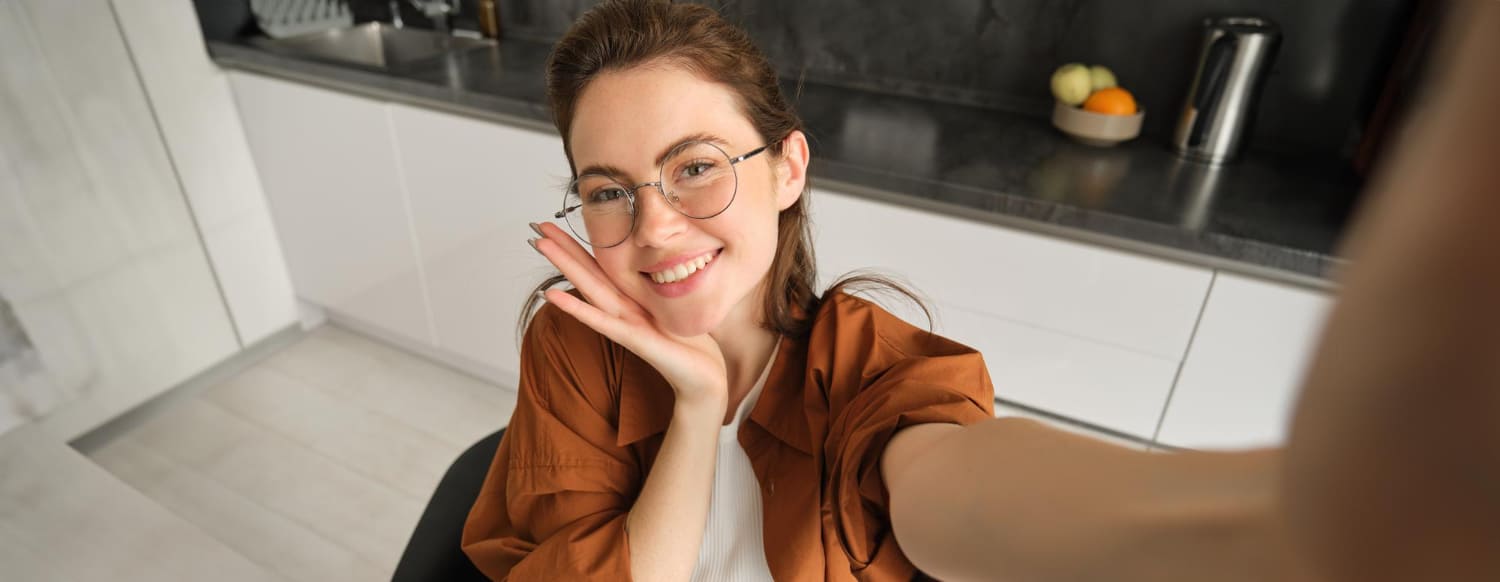 10 idées de date relation à distance pour renforcer votre complicité Couple heureux partageant une date relation à distance via visioconférence