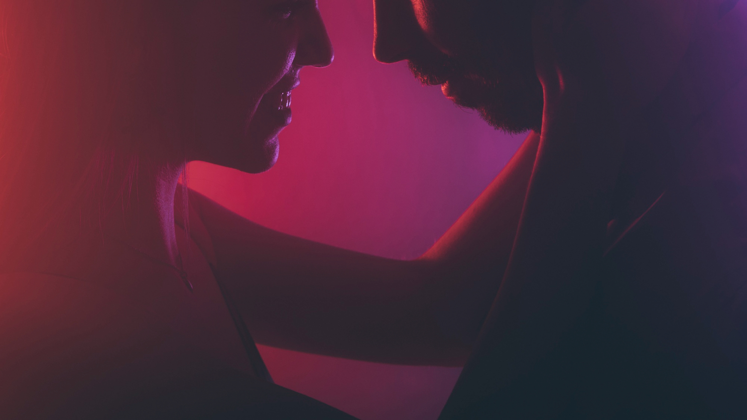 Explorer sa sexualité en couple : 15 questions essentielles Couple complice explorant sa sexualité en toute intimité