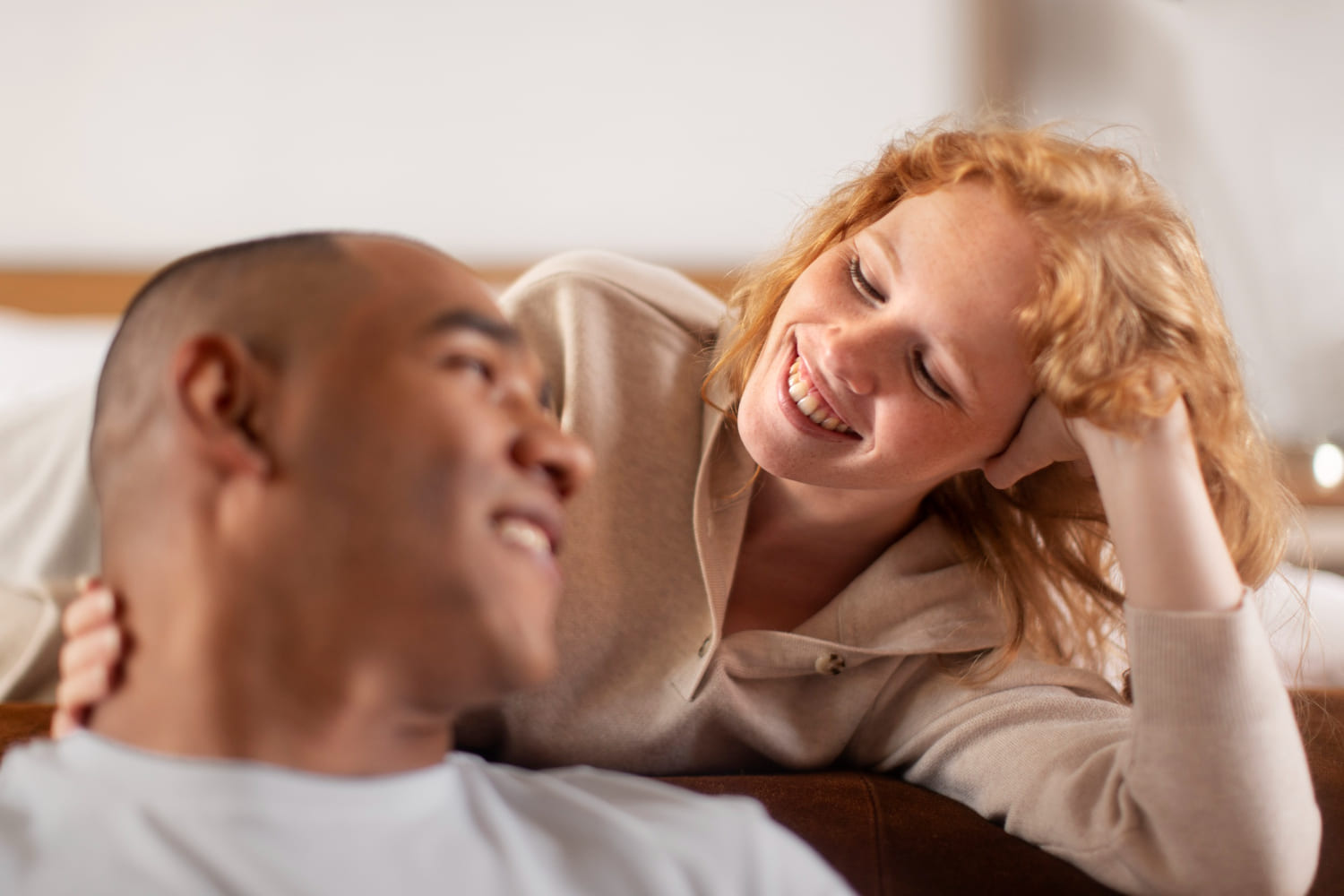 Communication au lit : exprimer ses désirs en toute confiance Couple qui discute tendrement au lit pour mieux exprimer ses envies