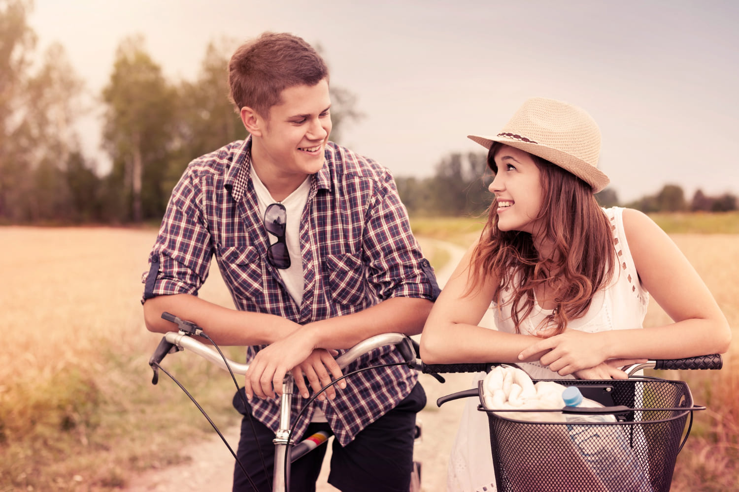 Se retrouver en couple loin des écrans et du quotidien Couple en balade à la campagne, profitant d’un moment sans écrans