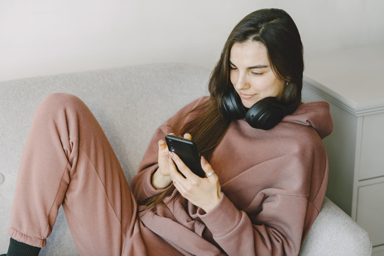 Les meilleurs jeux de couple par WhatsApp pour pimenter vos conversations Femme jouant à un jeu de couple par WhatsApp sur leurs téléphones